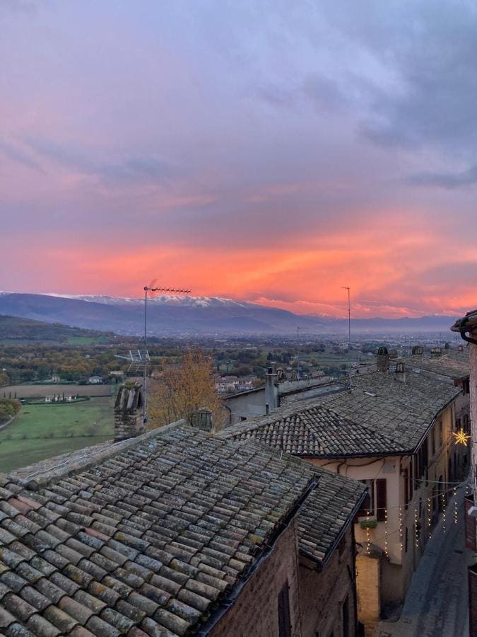 Il tramonto sui tetti di Spello e sulla valle visto da Gabri's Home