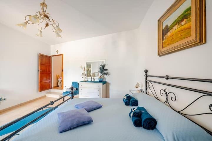 La camera da letto con letto in ferro battuto