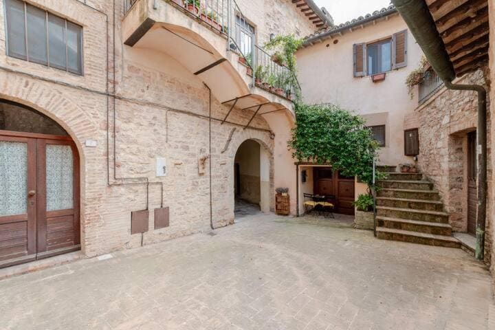 La corte in pietra all'ingresso della casa