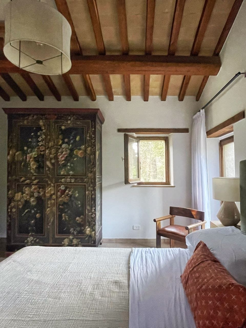La camera da letto con l'armadio antico dipinto a fiori
