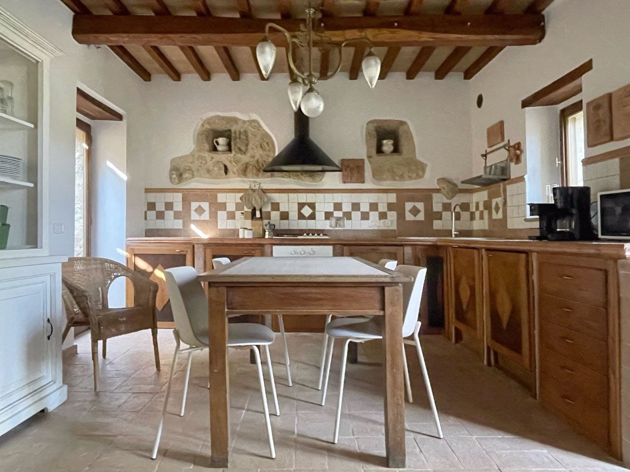 La cucina del mulino con il grande tavolo in legno