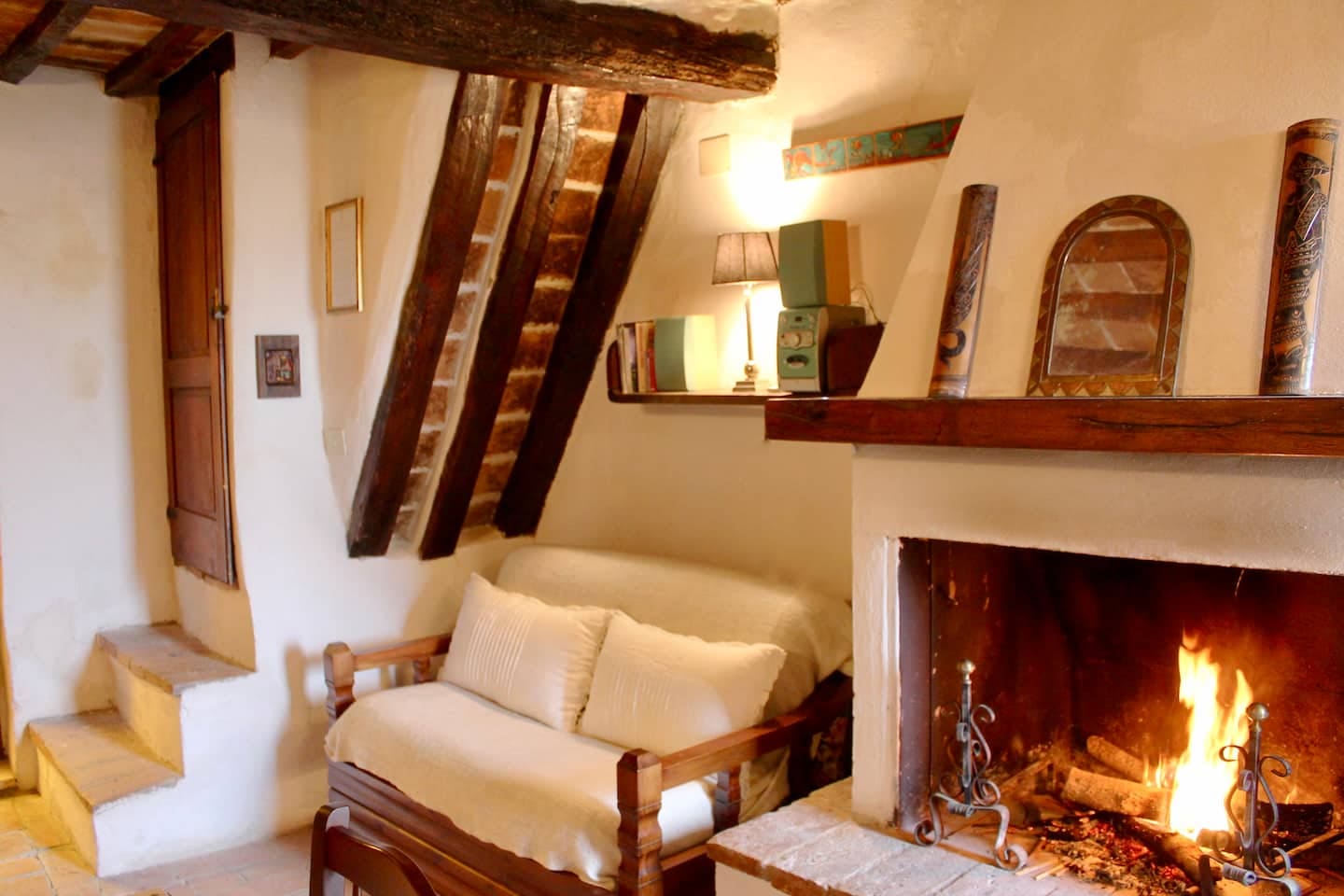 L'atmosfera raccolta de La Petite Maison, tra legno e pietra