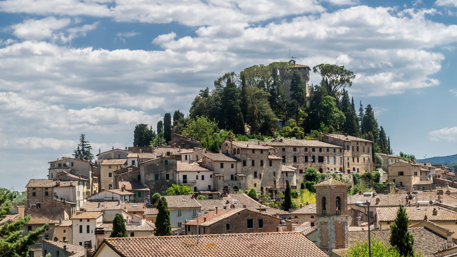 Il borgo di Cetona raccolto attorno alla sua rocca, tra tetti e cipressi