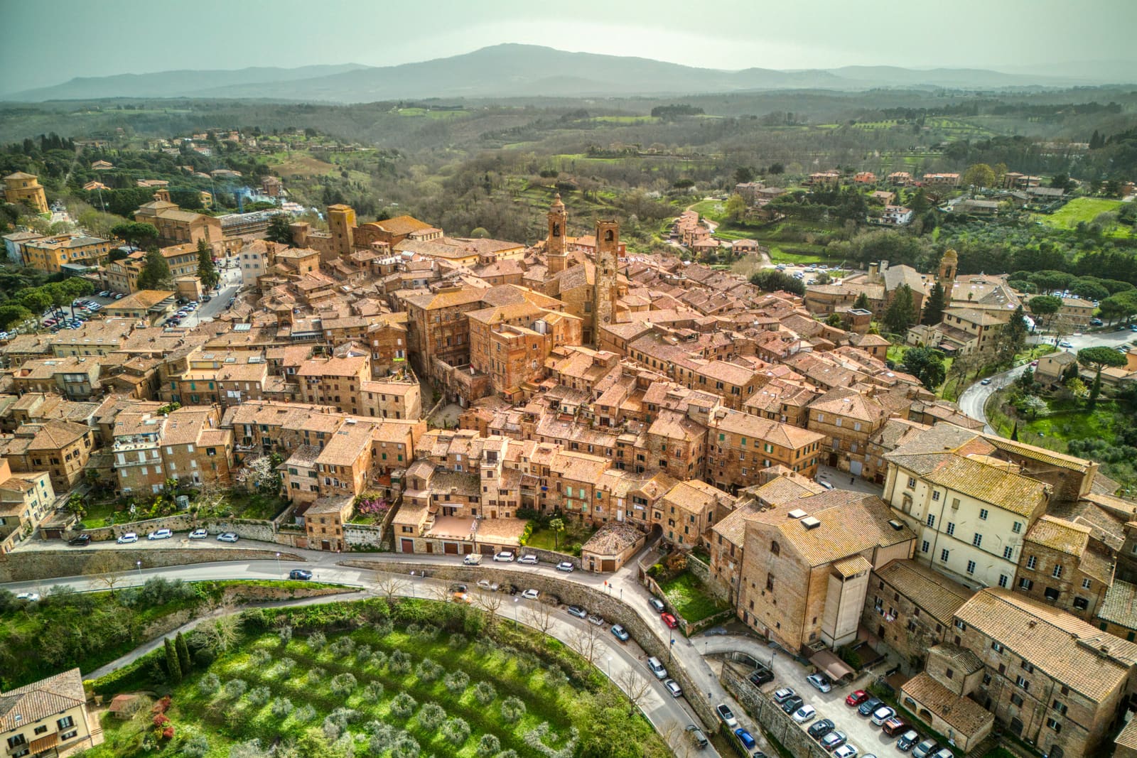 Città della Pieve vista dall’alto: mattoni rossi, campanili e oliveti